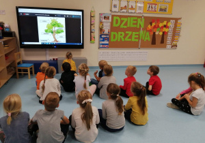 01 dzieci oglądająfilm edukacyjny o drzewie